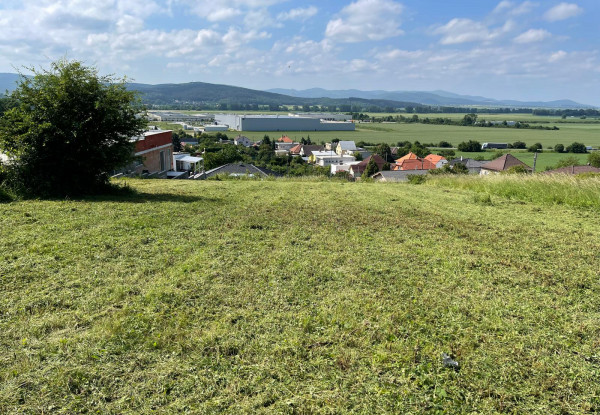 Slnečný stavebný pozemok  v Malých Bieliciach